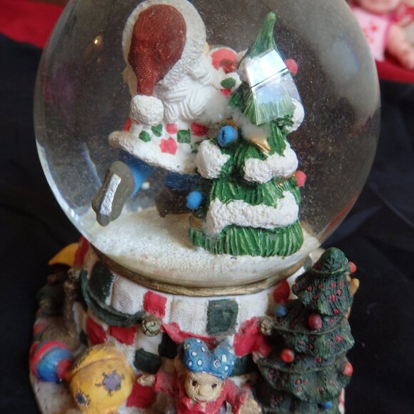 Vintage Heritage House “Deck The Halls” Musical Snowglobe - Picture 5 of 8